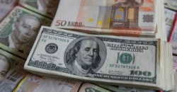 تذبذب الدولار واليورو بفعل المخاطر السياسية في أوروبا