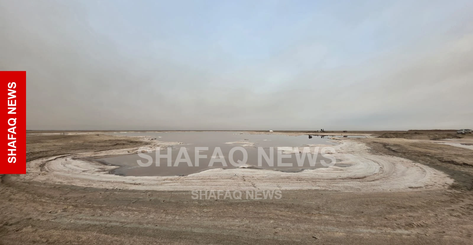 بحر النجف.. مهنة استخراج الملح بطرق بدائية توارثها الأبناء عن الآباء والأجداد (صور)