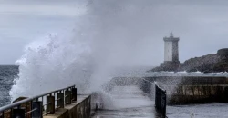 عاصفة عاتية تصيب غرب فرنسا بالشلل