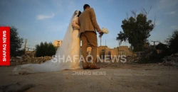 فستان أبيض بحضرة الركام.. عروسان يوثقان وجع الحرب في ايران  (صور)