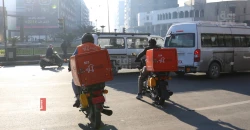 أجور التوصيل ارتفعت 60%.. رسوم إضافية وشكاوى من ازدواجية الجباية