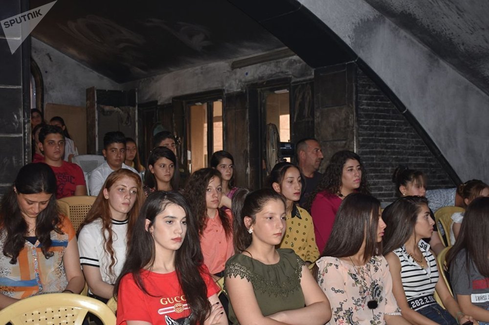 صور.. السلام والعراقيات الحسناوات في اعتى مواقع داعش