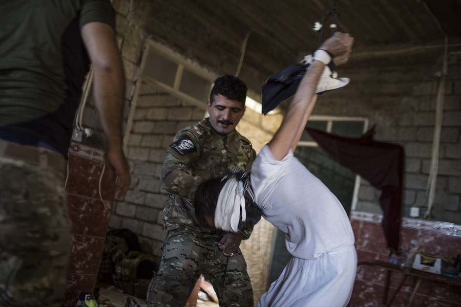 صور.. تقرير روسي: القوات العراقية في الموصل تلجأ إلى أساليب داعش
