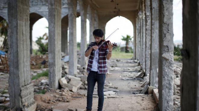 في الموصل.. أوتار الكمان تعزف للحياة وسط الموت