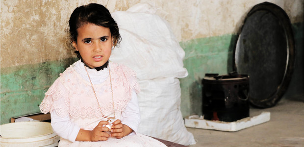 تنظر إلى العالم من ثقب صغير.. ما قصة الطفلة العراقية الملقبة بالغوريلا؟