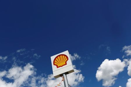 Shell hands over Iraq's Majnoon oilfield - oil officials
