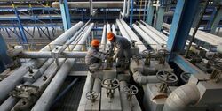 Oil steady, supported by Iraq disruptions and drop in US rigs