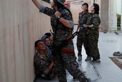  A bullet almost killed this Kurdish sniper. Then she laughed about it. 