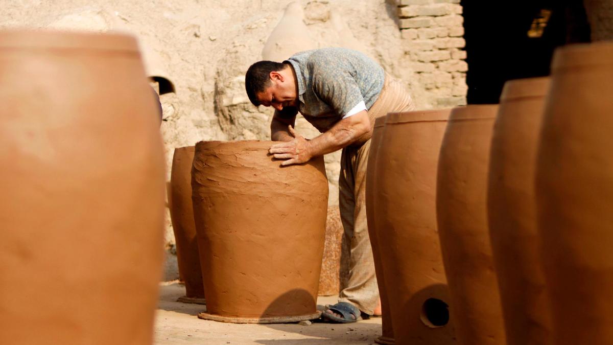 Iraq's ancient pottery struggles to outlive modern plastic