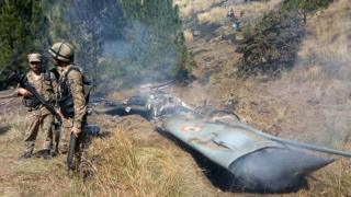 India Pakistan: Kashmir fighting sees Indian aircraft downed