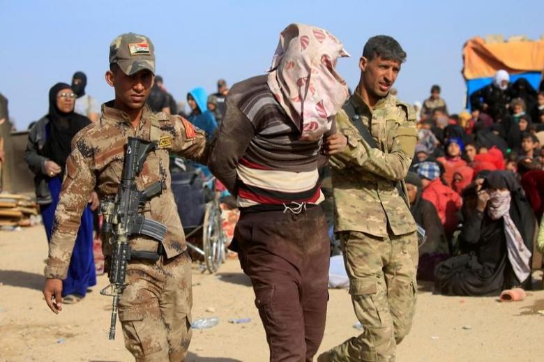 العراق يتسلم 100 عنصر من داعش من قوات سوريا الديمقراطية