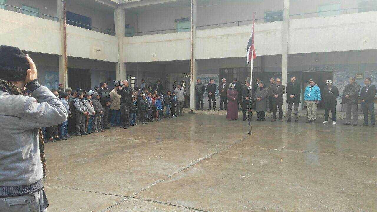 بالصور .. رفع العلم العراقي بمدارس المناطق المحررة في الموصل ايذاناً ببدء الدوام الرسمي 