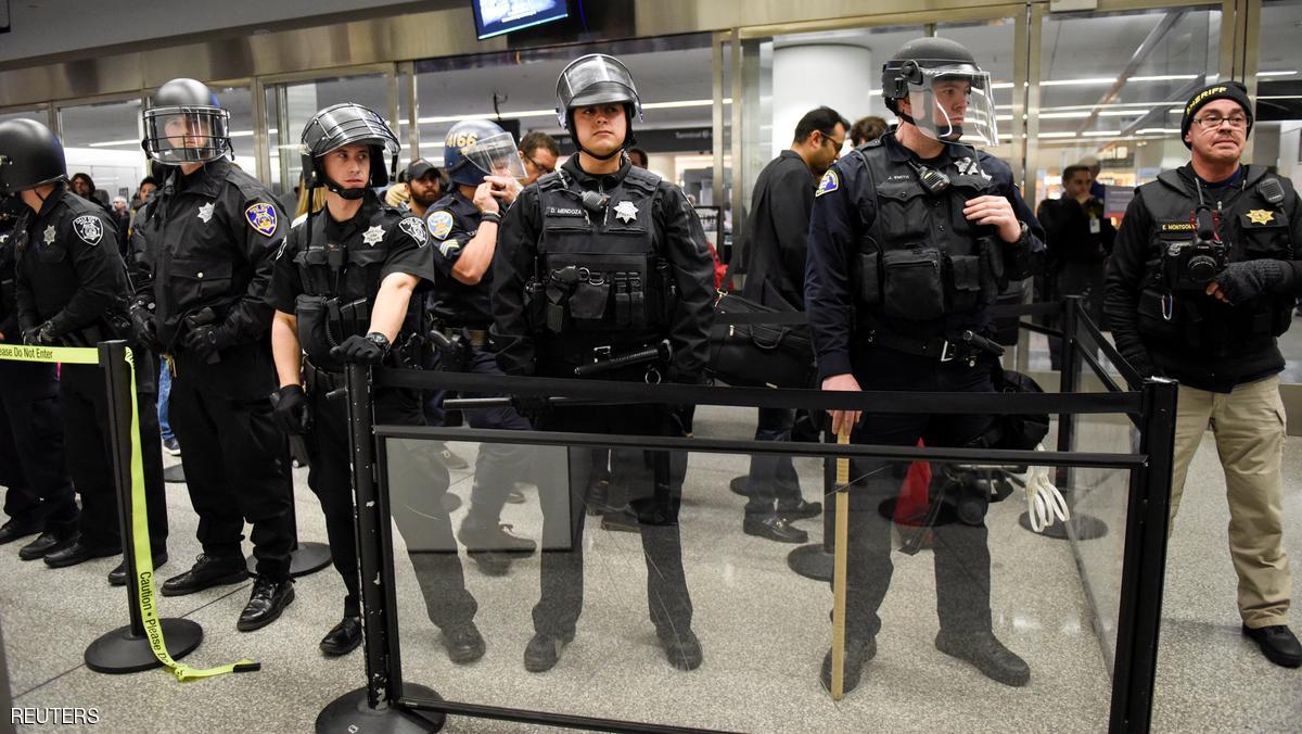 أكثر من 20 شخصا "محتجزون" في مطارات أميركا