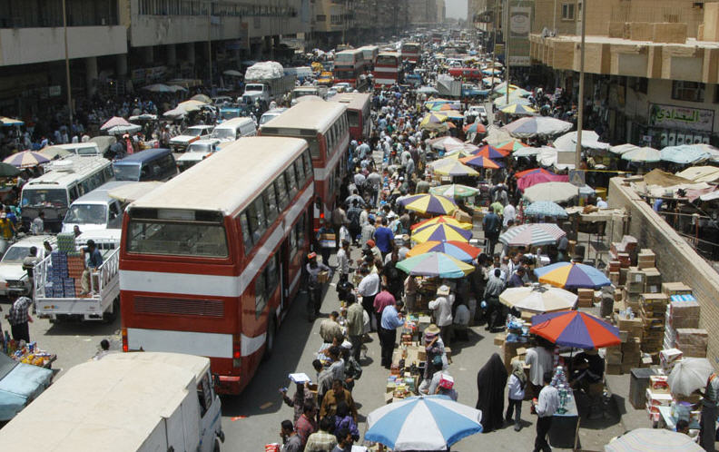 صور.. فتاة تكسر بملبسها نمطية اكبر أسواق العراق "وتخلق ازمة للشرطة"