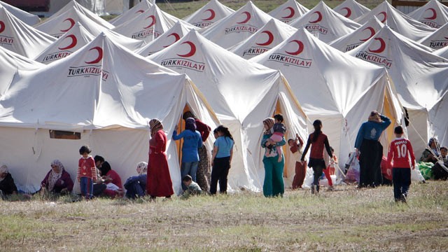 تركيا تدرس منح الجنسية للاجئين سوريين وعراقيين على أراضيها