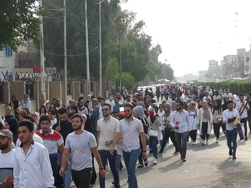 الأمن يستخدم قنابل لفض اعتصامات طلابية في بغداد وكربلاء تعلن حظرا للتجوال