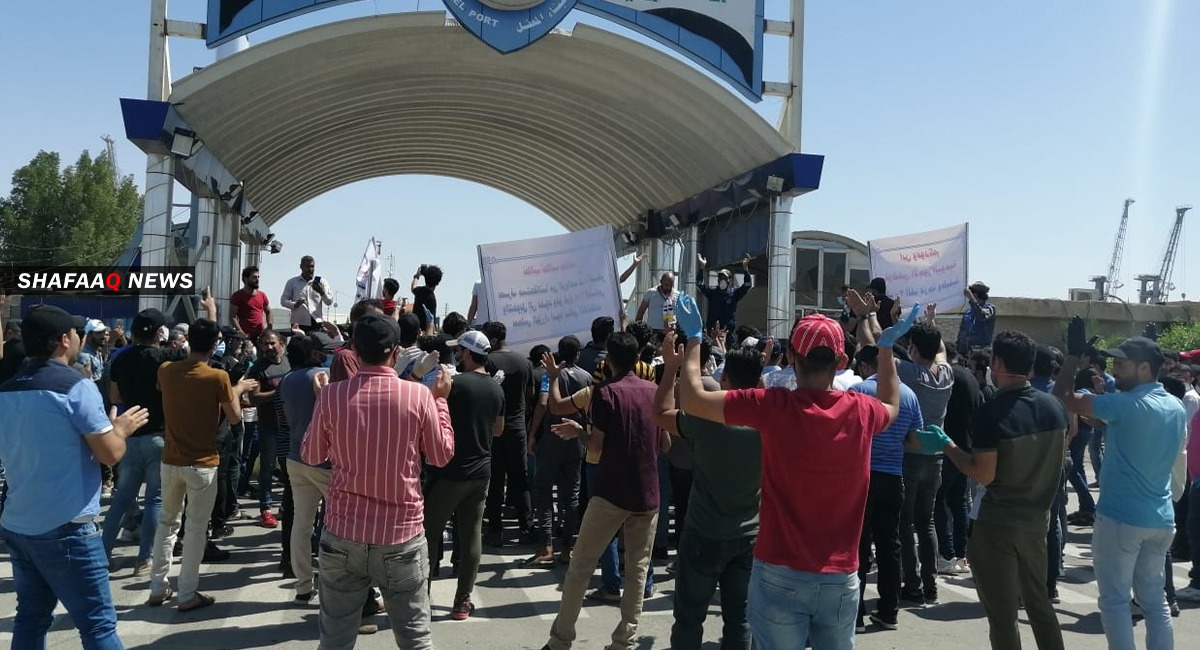 المئات يتظاهرون اقصى جنوبي العراق مطالبين بصرف اجورهم المالية
