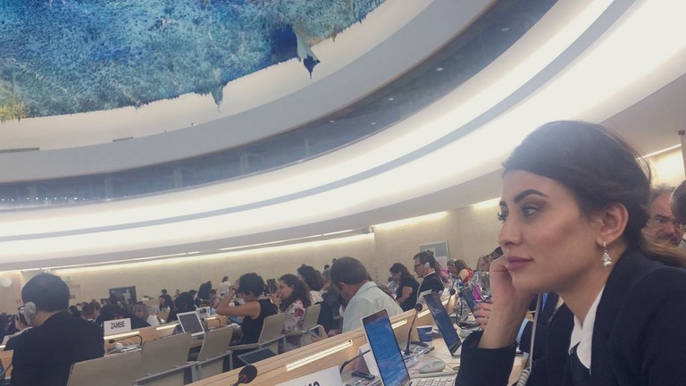 ملكة جمال العراق تستنجد بالأمم المتحدة وترامب وإسرائيل لمنع إسقاط جنسيتها