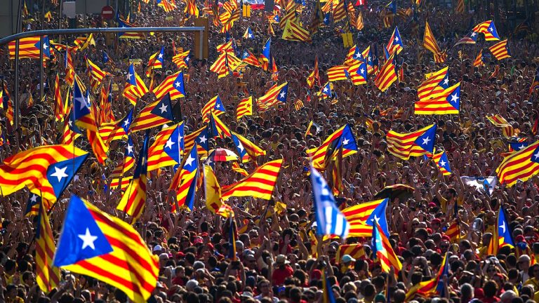 آلاف يتدفقون على برشلونة في اليوم الخامس من احتجاجات كتالونيا