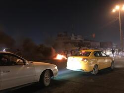 محتجون يقطعون الشارع التجاري وسط البصرة