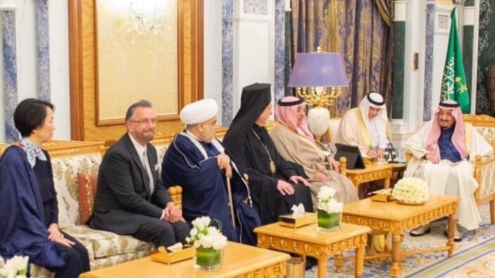 لأول مرة.. ملك السعودية يستقبل حاخاماً يهودياً