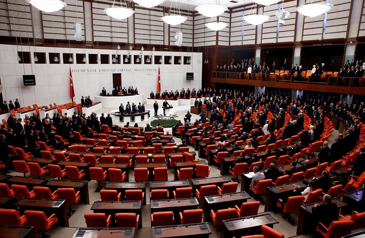 البرلمان التركي يُسقط عضوية نائبين كورديين وثالث من المعارضة