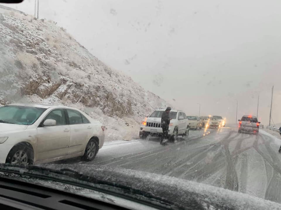 Snow closes a main road between Erbil and Duhok