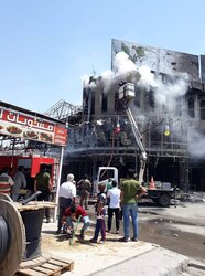 صور .. انقاذ اسرة كاملة بعد ان حاصرتهم السنة الهب بحريق في مطعم وسط الموصل