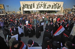 توافد متظاهرين من محافظات وسطى وجنوبية الى ساحة التحرير وانتشار "للقبعات الزرق"