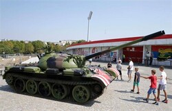 دبابة أمام ملعب تثير أزمة في دوري الابطال الاوروبي