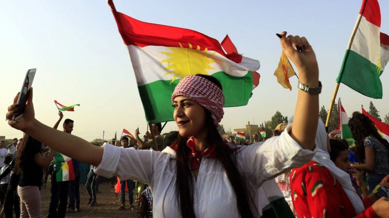 بخيول تجوب الشوارع وحلوى ورفع لأعلام كوردستان هكذا استذكر الاقليم استفتاء الاستقلال