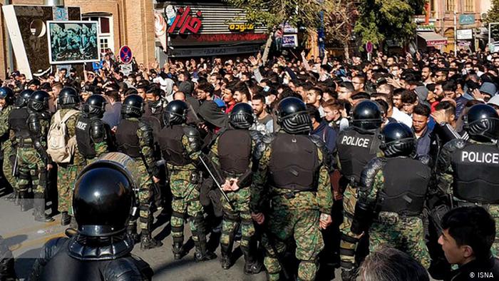 إيران تتعهد بالتعامل "بحزم" مع أي احتجاجات في البلاد