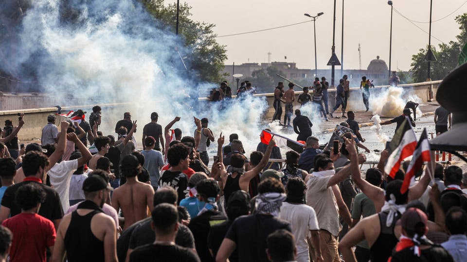 محتجون يقتحمون مبنى محافظة النجف
