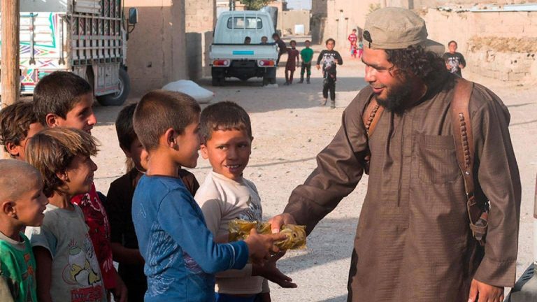 لازال يملك الملايين.. داعش يغير استراتيجية تمويله الى "الموزع"