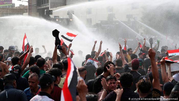 احتجاجات بغداد.. شاهد لحظة بكاء عنصر امن وخلع اخر زيه وانضمامه للمتظاهرين