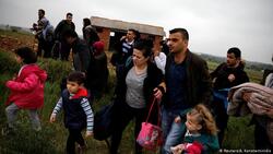 بينهم عراقيون.. عشرات اللاجئين يتحركون من تركيا صوب الحدود اليونانية