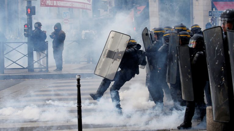 الشرطة الفرنسية تطلق الغاز المسيل للدموع لتفريق محتجين في باريس