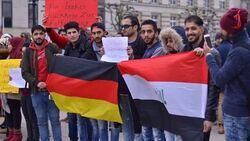 العشرات من الجالية العراقية في المانيا يتظاهرون ويهتفون بإسقاط النظام