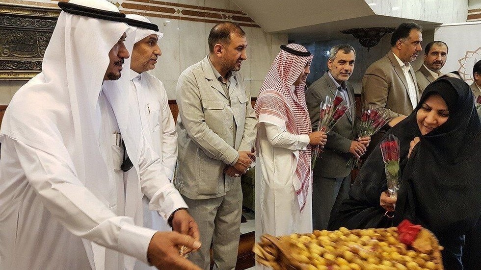 وكالة الانباء الايرانية: السعودية تستقبل حجيجنا بالورود والحلويات