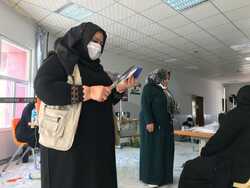 فيديو وصور.. امرأة تقود حملة تطوعية لمحاربة كورونا في كركوك