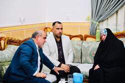 هذا ما حدث خلال لقاء مسؤول ايراني وسيدة عراقية تعرضت لاعتداء على يد ضابط بمشهد