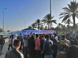 محتجون يغلقون ميناء بالبصرة ويحتجزون موظفين باغلاق محطة كهرباء في كربلاء
