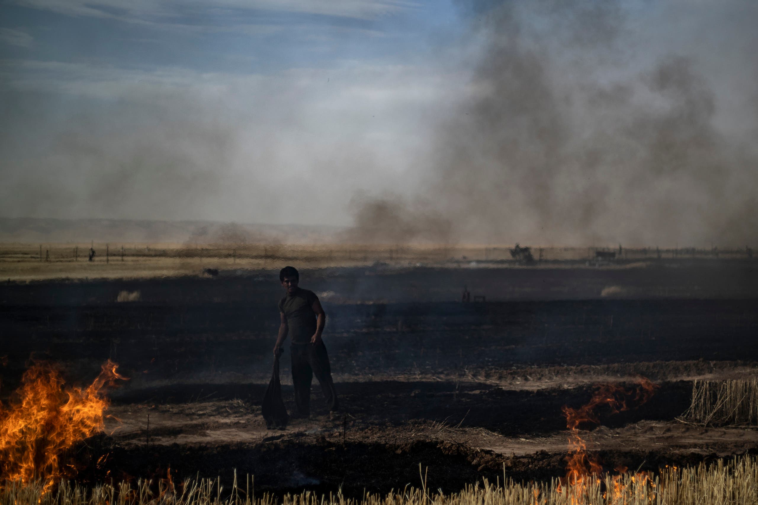 داعش يضرم النيران بحقول الحنطة لقرى الجبور بديالى