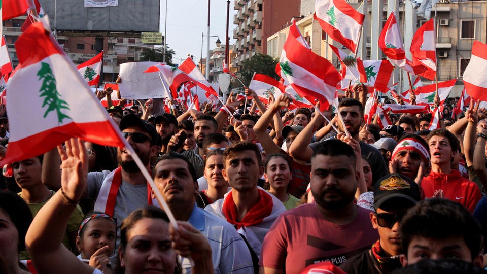 لبنانيون ينظمون وقفة امام السفارة العراقية في بيروت تضامنا
