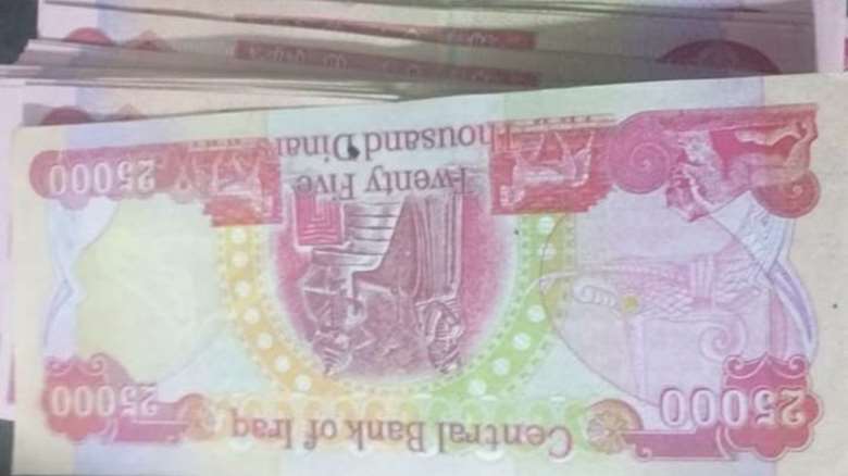 Coming from Iran .. An Iraqi traveler caught with millions of forged dinars