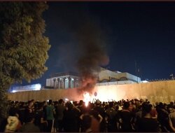 محتجون يحاصرون مبنى القنصلية الايرانية بكربلاء ويضرمون النار بجدارها