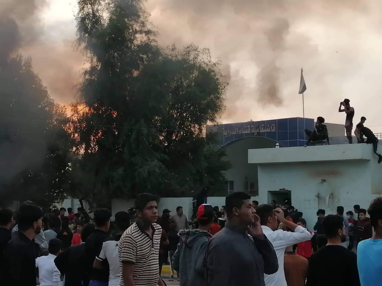 صور.. محتجون بذي قار يغلقون طريقا رابطا ببغداد ويحرقون مبنى حكوميا