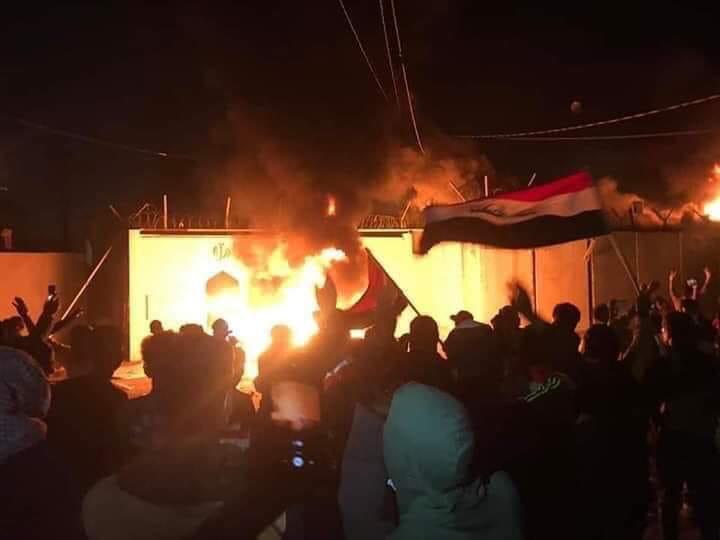 صور.. محتجون يحرقون القنصلية الايرانية في النجف مجددا