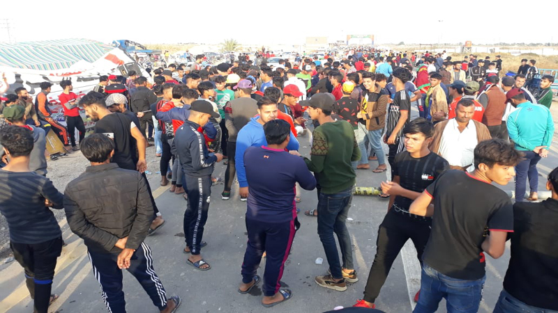 Protesters flock to the sit-in areas in three governorates in the absence of "blue hats"