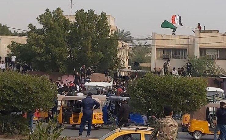 صور.. محتجون يغلقون دوائر رسمية في بغداد وجنوبي العراق